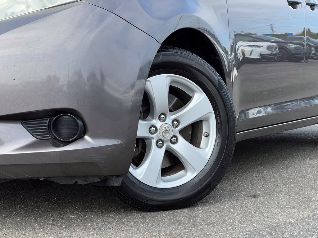 Used 2012 Toyota Sienna LE FWD image 2