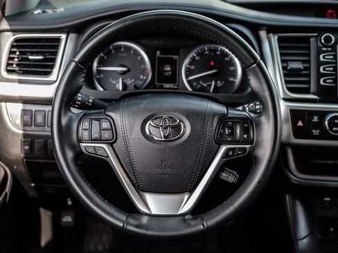 Used 2019 Toyota Highlander XLE AWD/4WD image 28