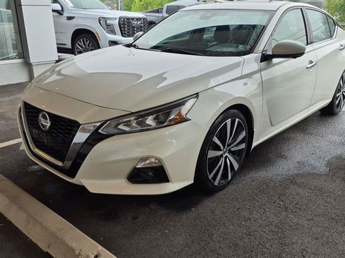 Used 2020 Nissan Altima 2.0 Platinum FWD image 2