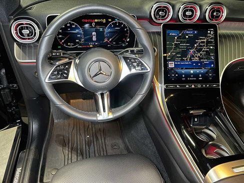Used 2025 Mercedes-Benz GLC 300 4MATIC image 26