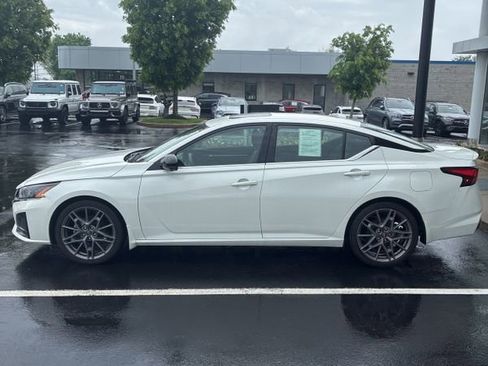 Used 2023 Nissan Altima 2.0 SR FWD image 2