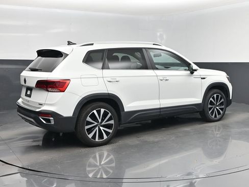 Used 2022 Volkswagen Taos SE FWD image 3