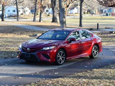 Used 2018 Toyota Camry SE image 3