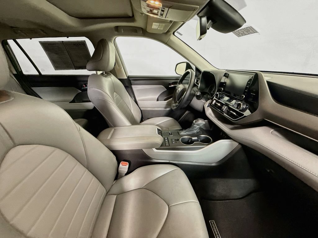 Used 2022 Toyota Highlander XLE FWD image 27