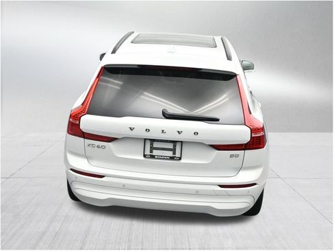 Used 2022 Volvo XC60 B5 Momentum FWD image 17