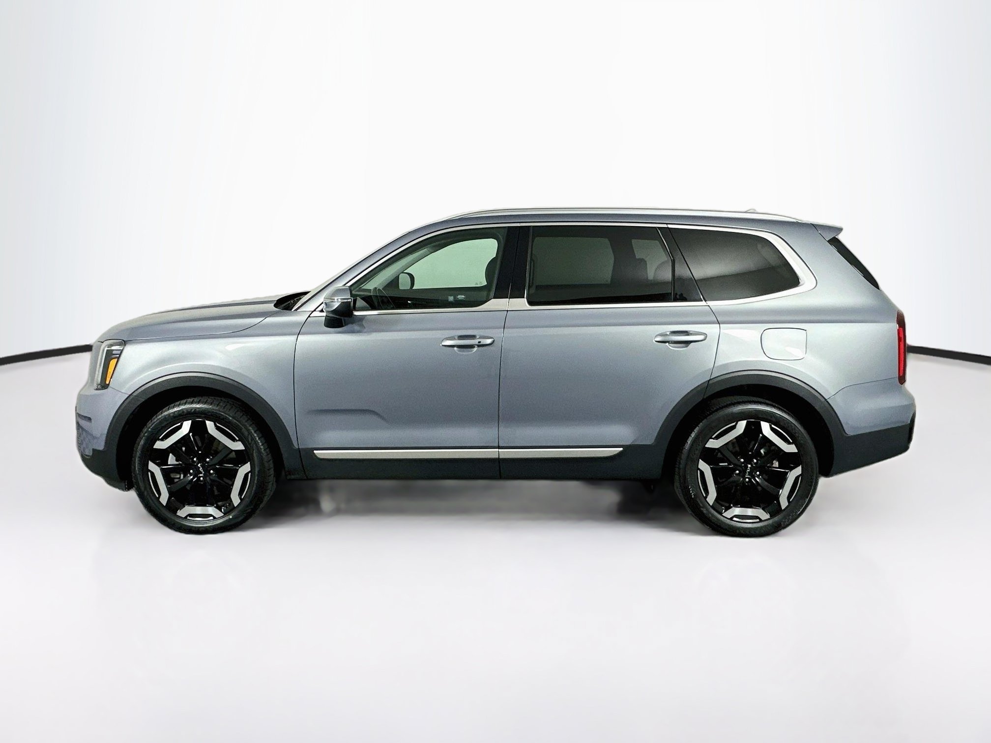Used 2025 Kia Telluride S FWD image 4
