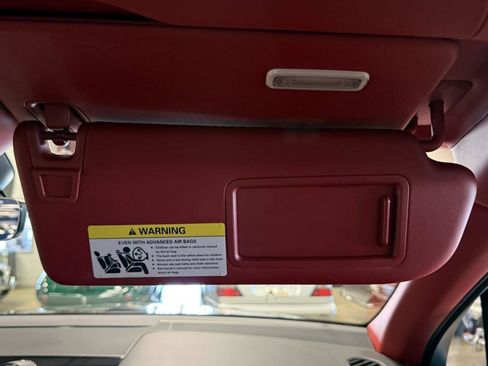 Used 2018 Bentley Bentayga image 95