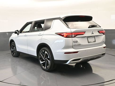 Used 2023 Mitsubishi Outlander SE image 4