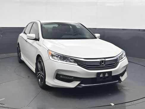 Used 2017 Honda Accord Sport image 2
