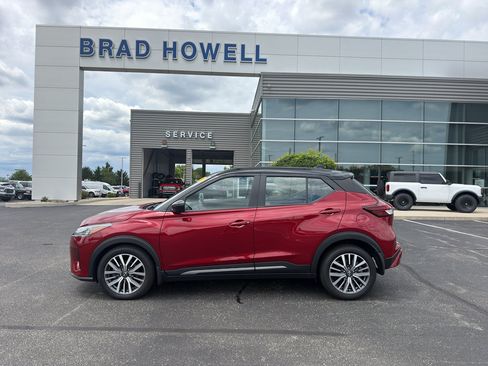 Used 2023 Nissan Kicks SR w/ SR Premium Package FWD image 1