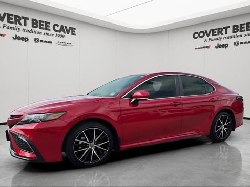 Used 2024 Toyota Camry SE image 4