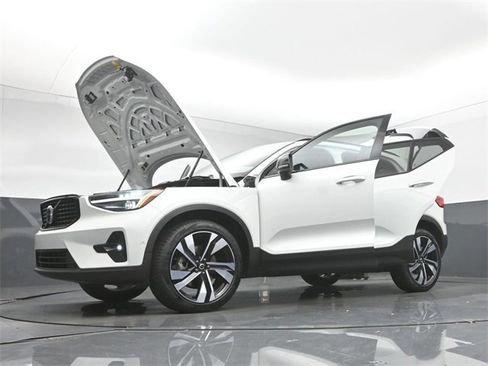 Used 2024 Volvo XC40 B5 Plus image 39