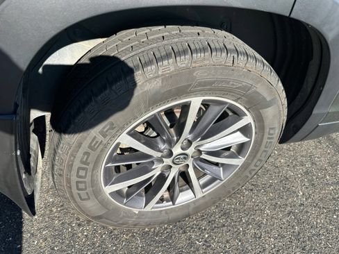 Used 2019 Toyota Highlander XLE AWD/4WD image 11
