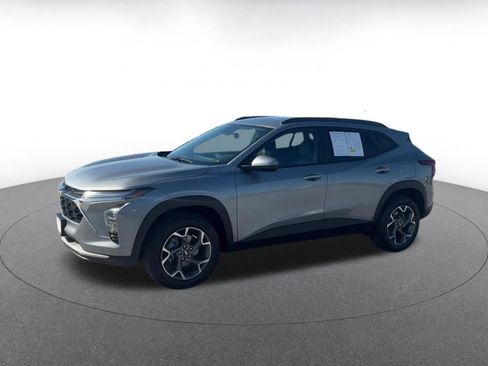Used 2025 Chevrolet Trax LT FWD image 8
