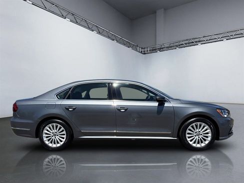 Used 2017 Volkswagen Passat 1.8T SE FWD image 3