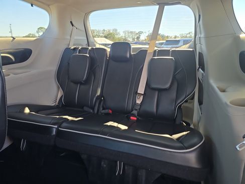 Used 2023 Chrysler Pacifica Limited image 14