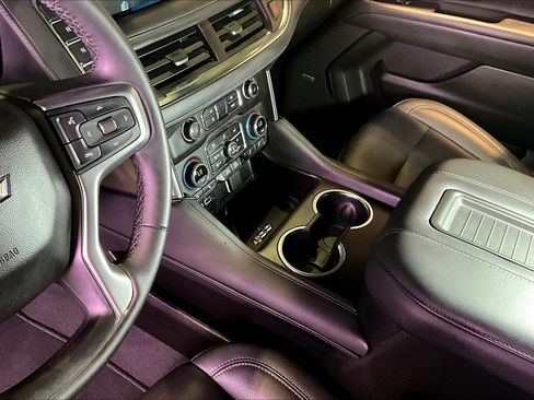 Used 2024 Chevrolet Suburban LT w/ Luxury Package AWD/4WD image 18