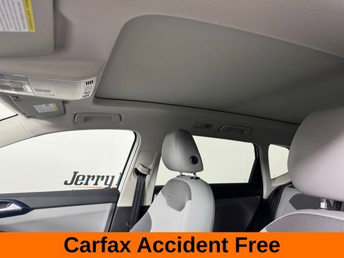 Used 2022 Volkswagen Taos SE w/ Panoramic Sunroof Package image 3