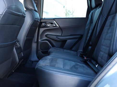 Used 2023 Mitsubishi Outlander SE image 13