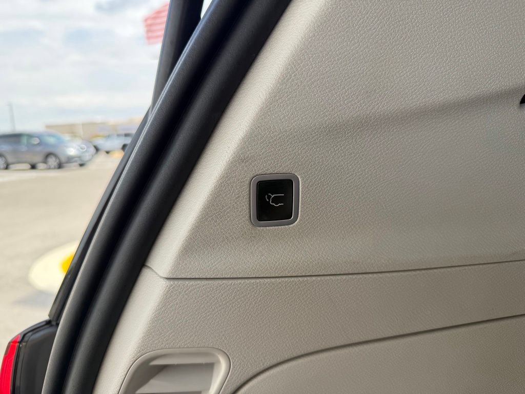 Used 2018 Chrysler Pacifica Touring-L FWD image 19