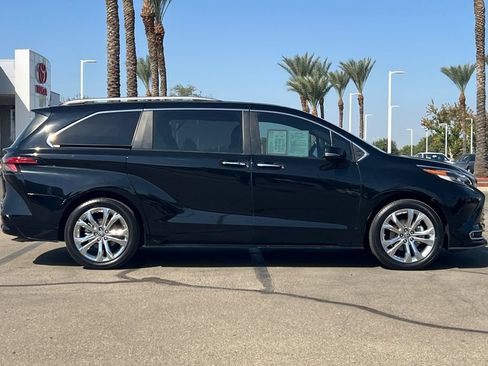 Certified 2023 Toyota Sienna Platinum FWD image 3