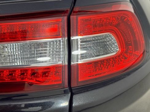 Used 2016 Jeep Cherokee Sport FWD image 31