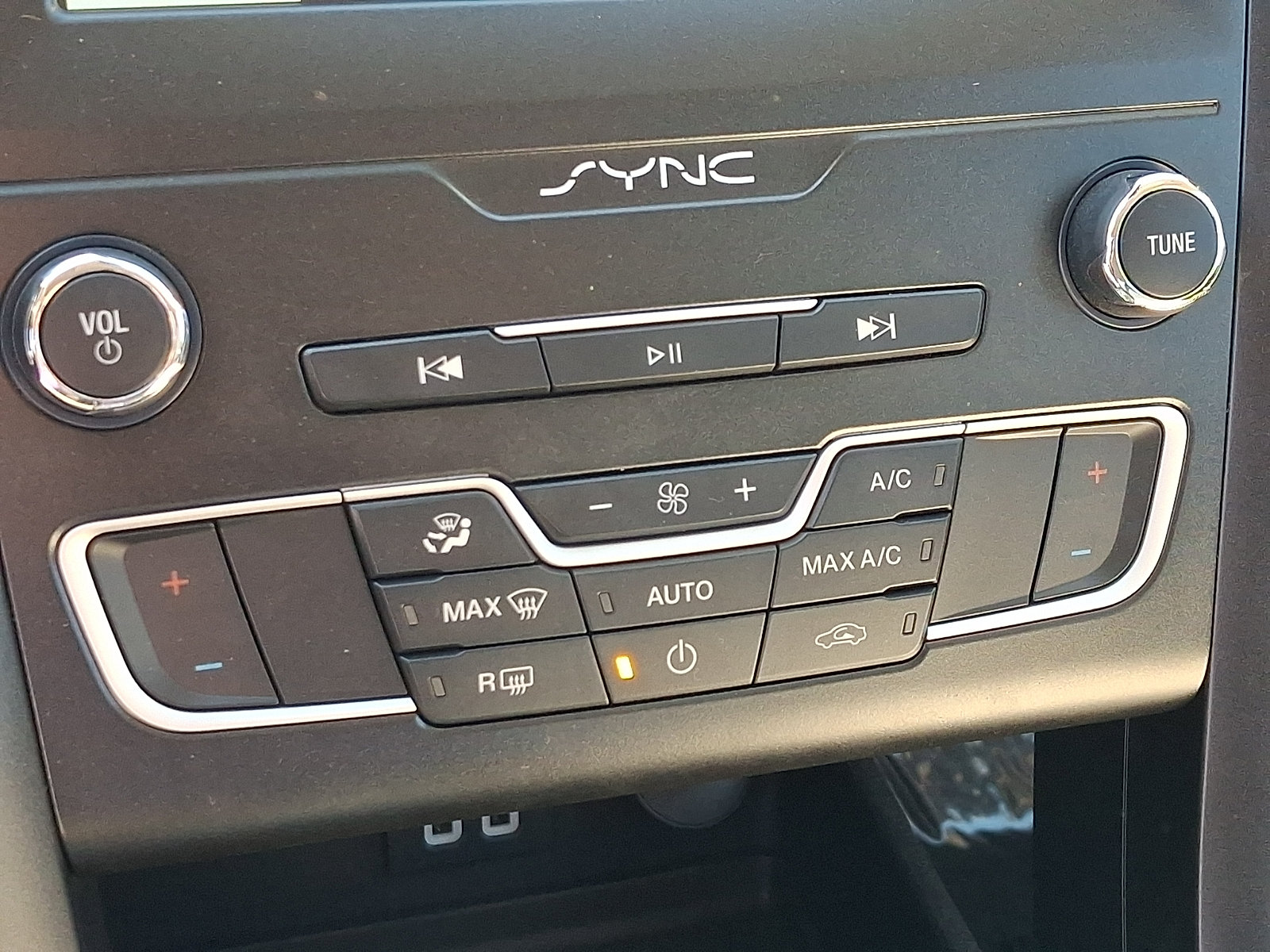 Used 2020 Ford Fusion SE w/ Equipment Group 151A FWD image 16