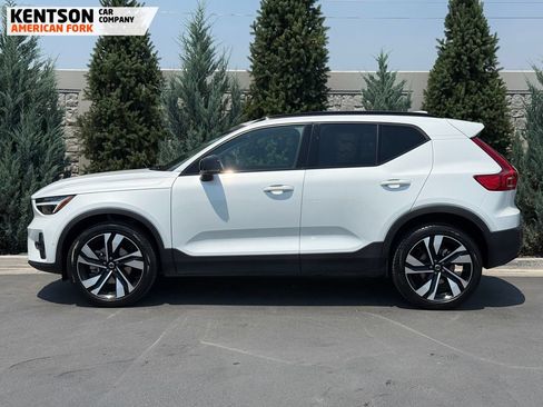 Used 2025 Volvo XC40 B5 Plus AWD/4WD image 4