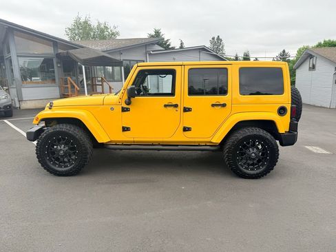 Used 2015 Jeep Wrangler Unlimited Sahara w/ Connectivity Group AWD/4WD image 2