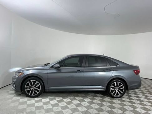 Used 2025 Volkswagen Jetta SE FWD image 7