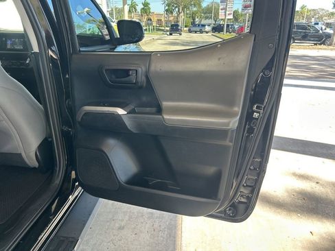 Used 2017 Toyota Tacoma 2WD Double Cab image 30