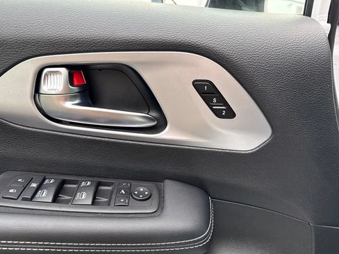 Used 2025 Chrysler Pacifica Limited FWD image 11