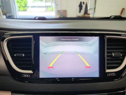 Used 2024 Chrysler Pacifica Touring-L FWD image 17