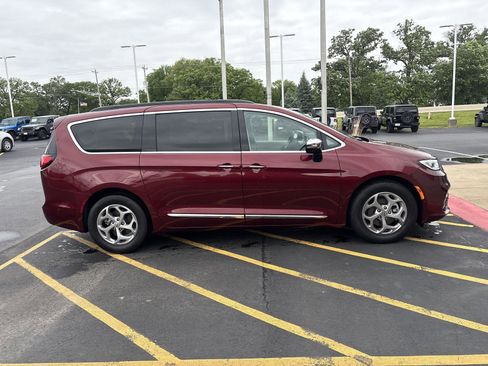 Used 2023 Chrysler Pacifica Limited FWD image 5