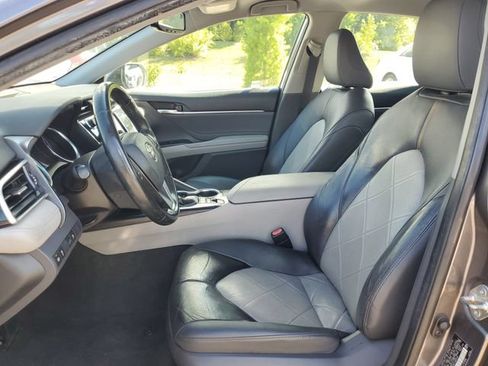 Used 2018 Toyota Camry XLE FWD image 11