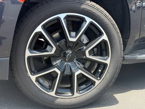 Used 2022 Chevrolet Suburban RST w/ Luxury Package RWD image 3