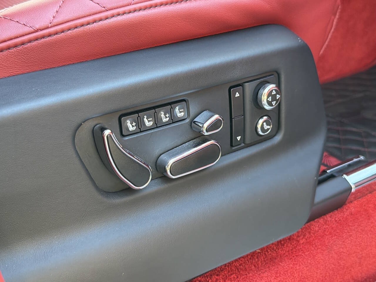 Used 2017 Bentley Bentayga AWD/4WD image 27