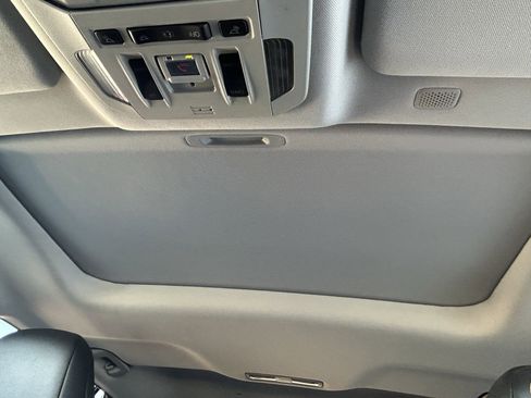 Used 2020 Toyota Highlander XLE AWD/4WD image 31