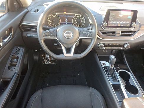Used 2024 Nissan Altima 2.5 SV image 10