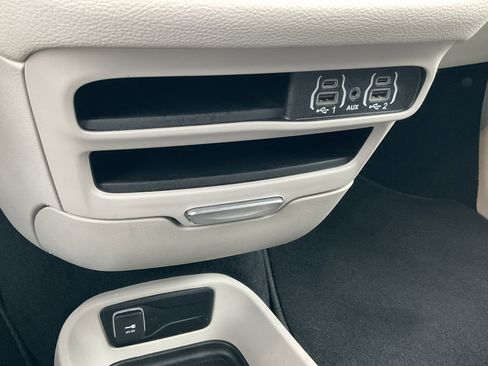 Used 2023 Chrysler Pacifica Touring-L image 16