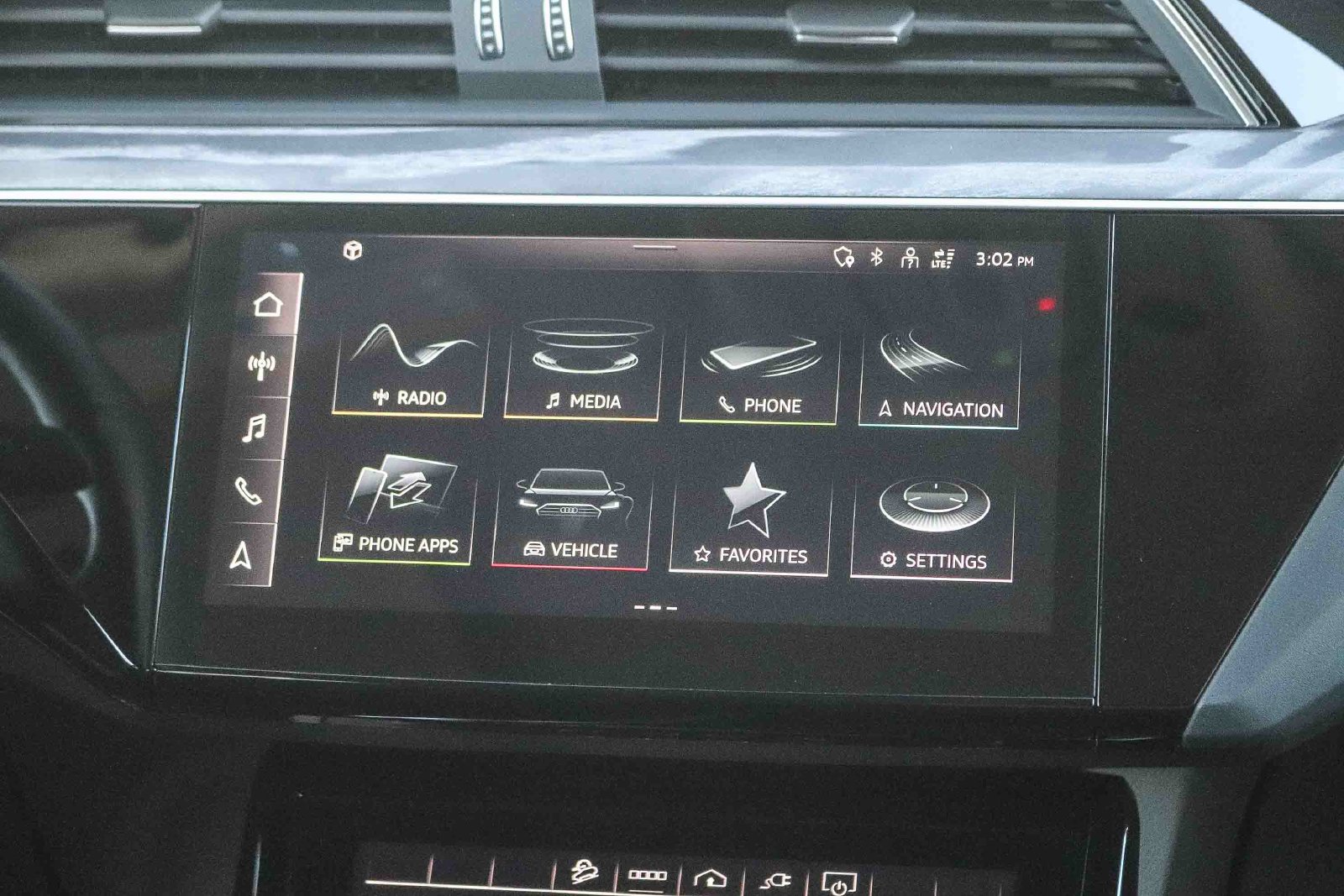 Used 2024 Audi Q8 e-tron Premium Plus AWD/4WD image 16