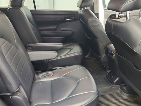 Used 2021 Toyota Highlander XLE FWD image 27