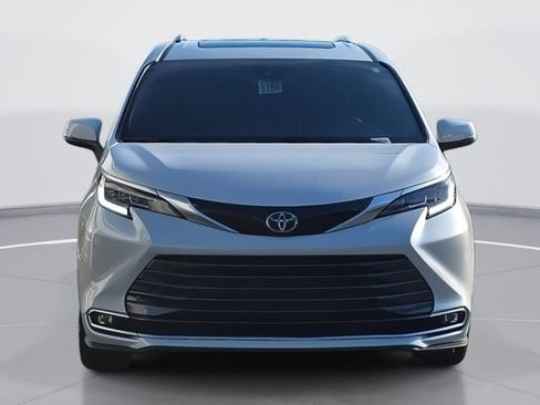 Used 2025 Toyota Sienna Limited image 8