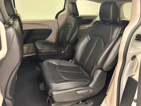 Used 2023 Chrysler Pacifica Touring-L FWD image 17