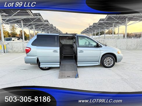 Used 2005 Chrysler Town & Country Touring w/ Luxury Group image 40