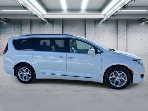 Used 2018 Chrysler Pacifica Touring-L Plus w/ Advanced Safetytec Group image 3