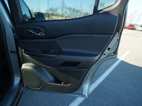 Used 2023 GMC Acadia SLT image 24