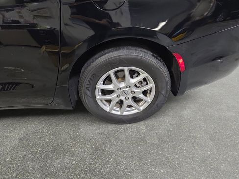 Used 2024 Chrysler Pacifica Touring-L FWD image 32