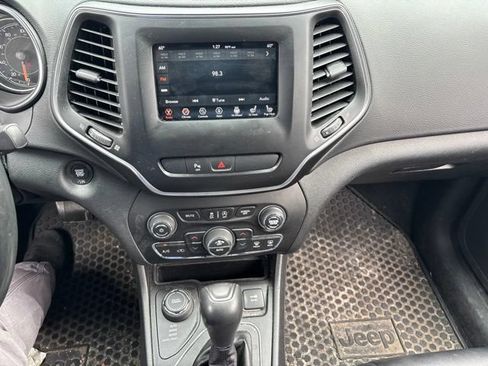 Used 2019 Jeep Cherokee Latitude Plus w/ Comfort/Convenience Group AWD/4WD image 17