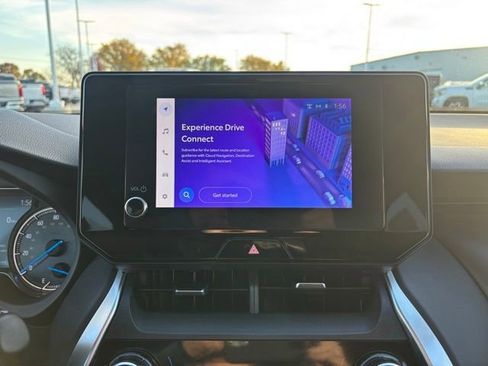 Used 2023 Toyota Venza LE image 12